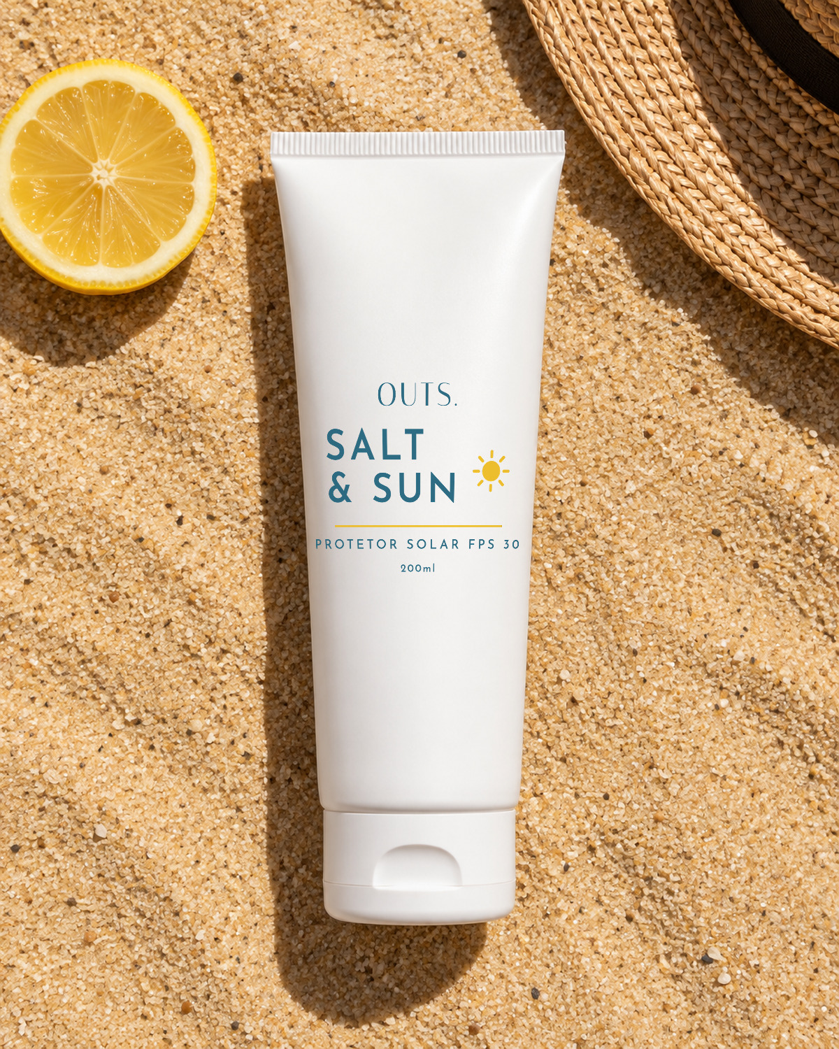 Bisnaga branca de protetor solar SALT & SUN sobre areia clara ao sol